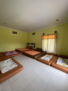 kamar tidur villa kaca 88 puncak cipanas untuk rombongan