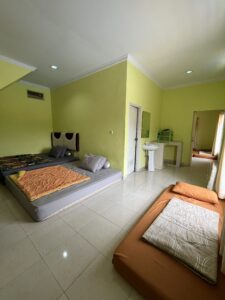 kamar tidur villa kaca 88 puncak cipanas untuk rombongan