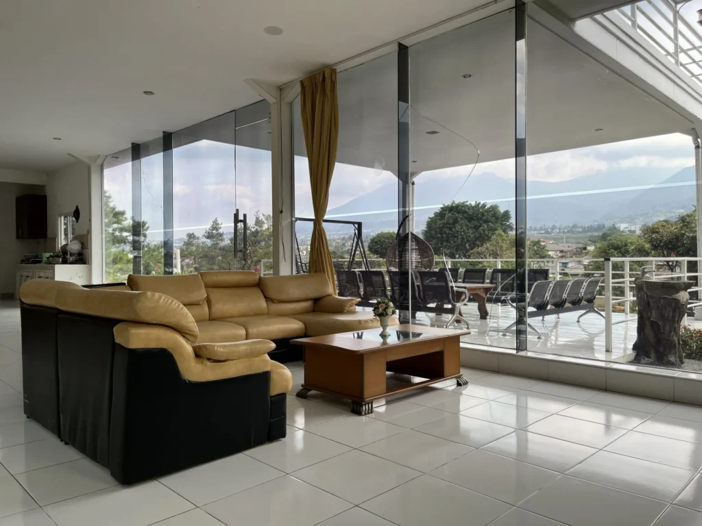 Area parkir luas Villa Kaca 88 dekat Puncak Cipanas