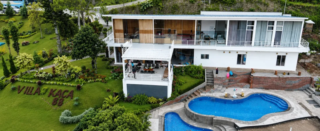 Villa puncak cipanas kapasitas 50 orang tampak depan Villa Kaca 88